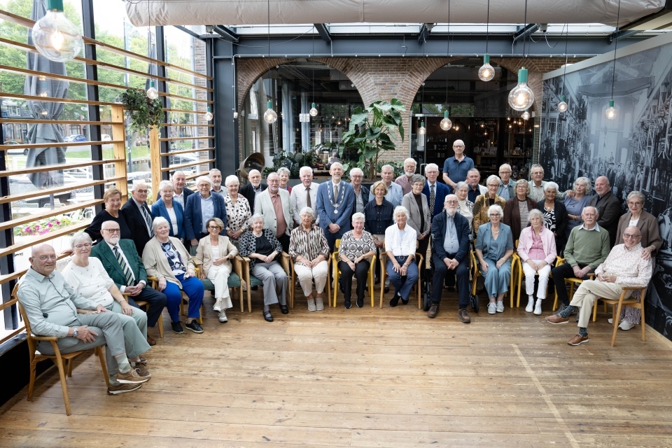 Bruidsparen en burgemeester de Boer