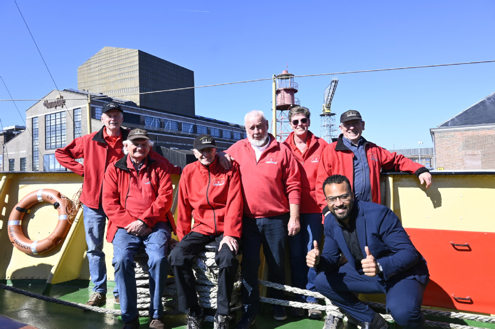 Vrijwilligers en wethouder Camara op Lichtschip Texel
