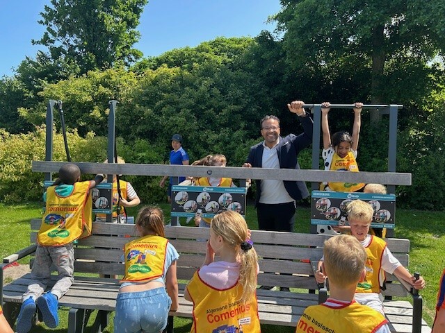 Kinderen en wethouder Camara bij de beweegbank
