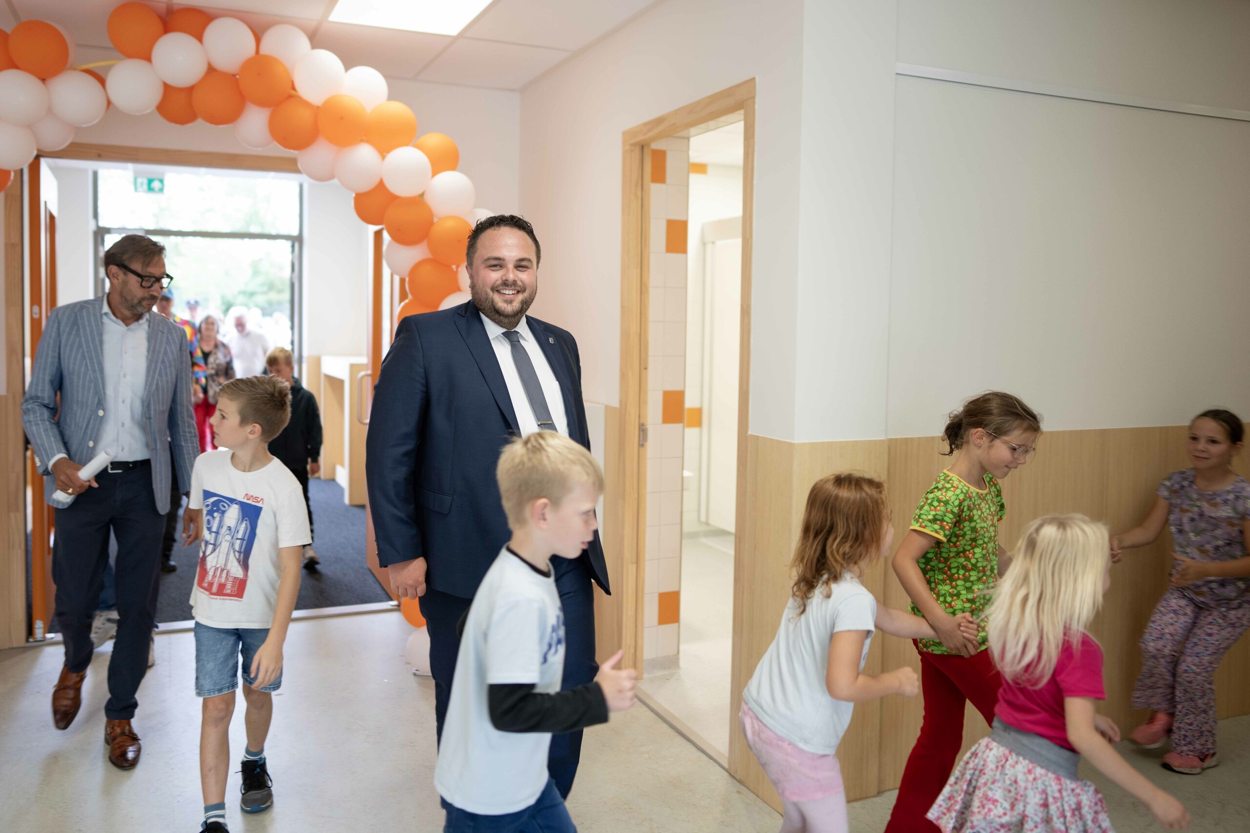 Wethouder Niels Nanning en kinderen in De Lichtlijn