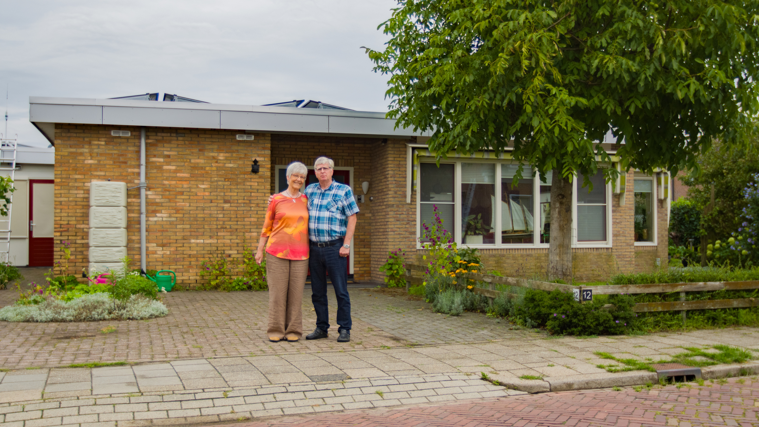 Cor en Marry voor hun huis