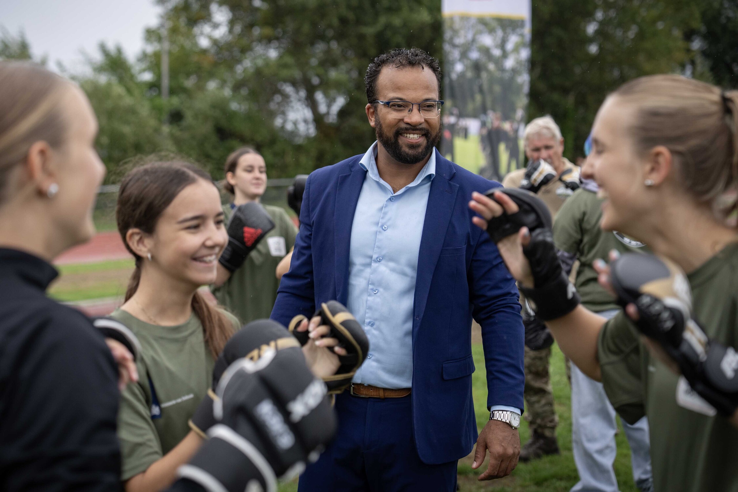 Scholieren en wethouder Camara tijdens de sportdag