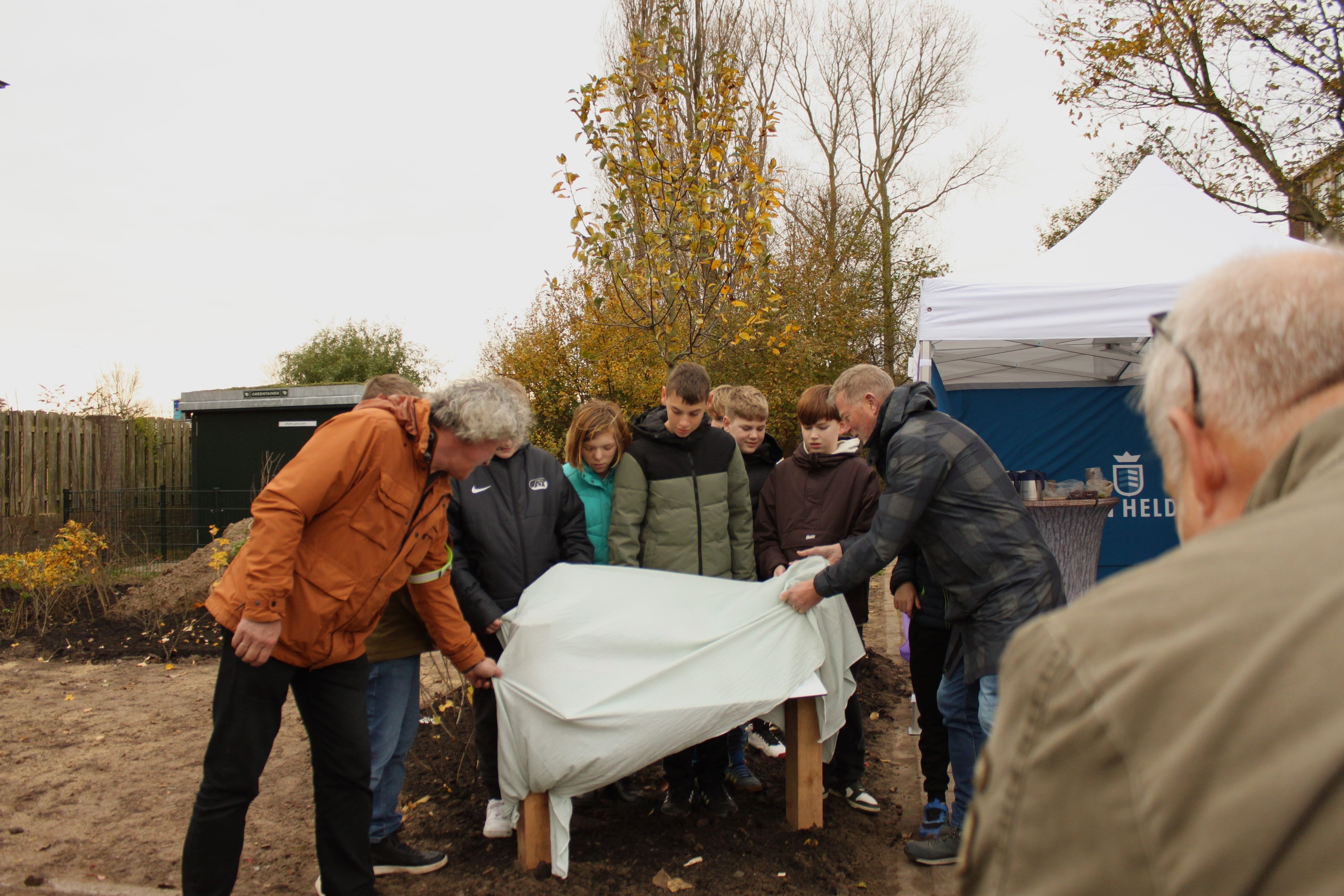 Kinderen van het Linie College en wethouder de Vrij
