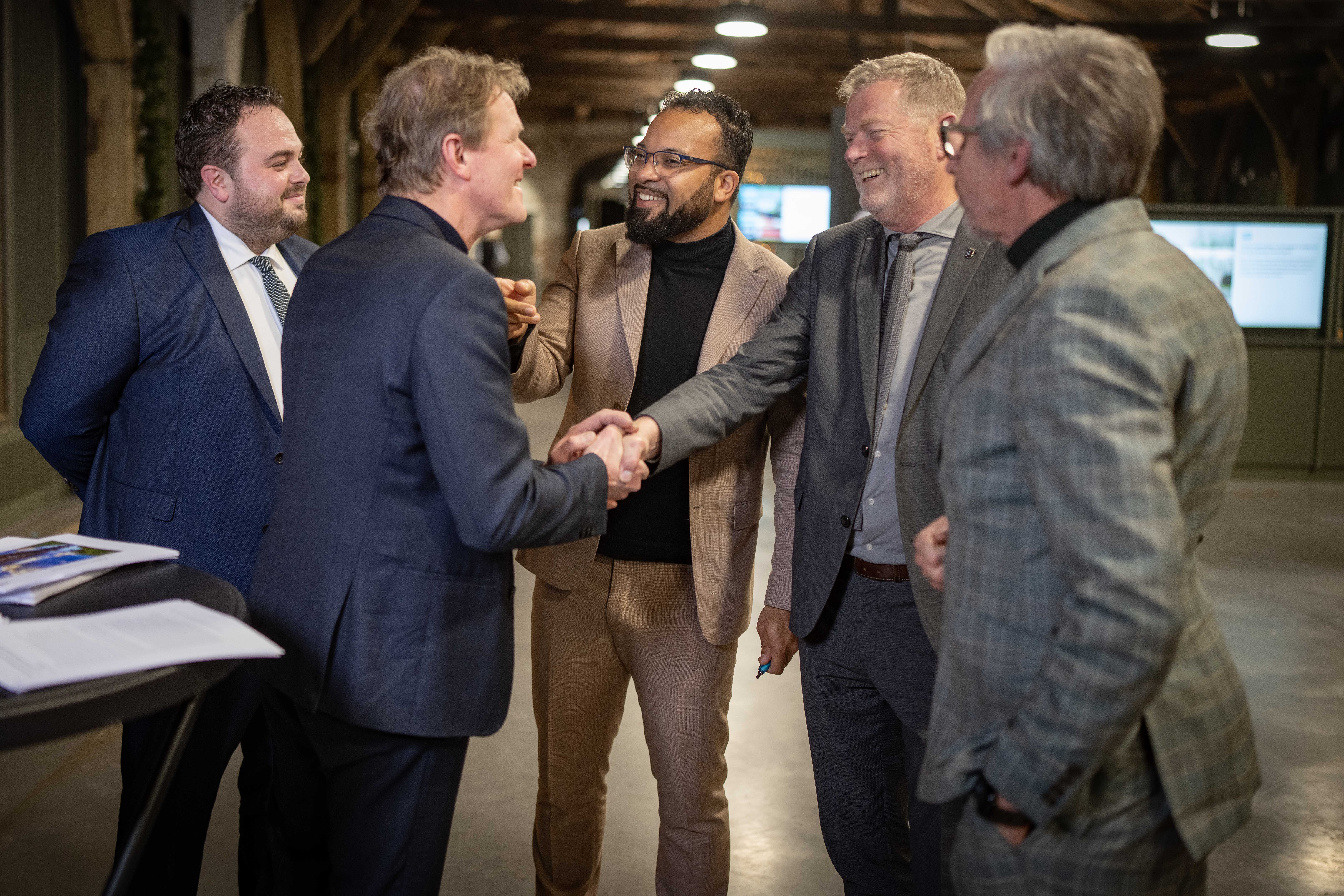 Chris Schaapman (voorzitter Raad van Toezicht van Stichting Erfgoed Helder en voorzitter RvC van Willemsoord B.V.), wethouder Erfgoed Fotigui Camara, wethouder Willemsoord Niels Nanning, directeur-bestuurder Willemsoord B.V. Wouter Hakhoff en wethouder Financiën Peter van Diepen.