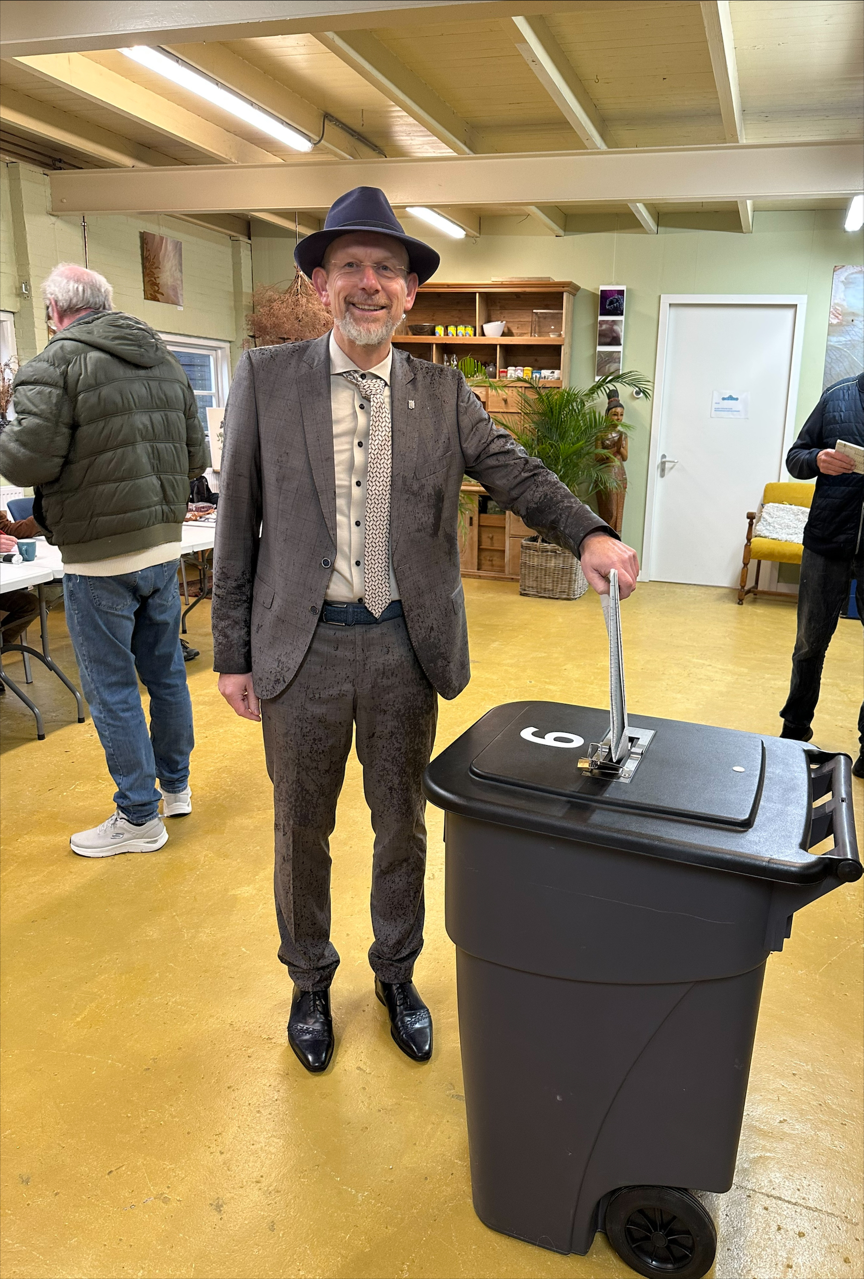Burgemeester de Boer doet stembiljet in stembus