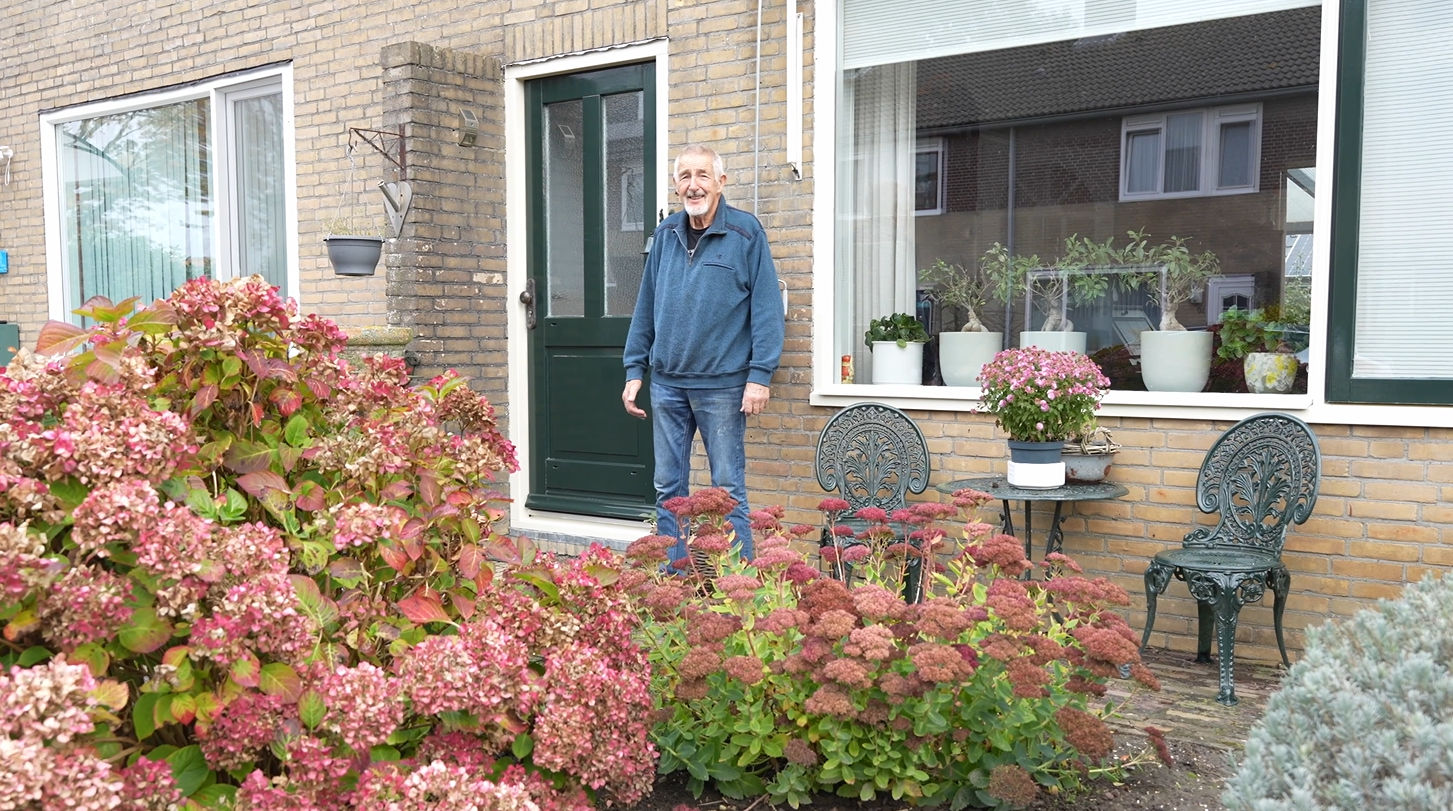 De heer Dam voor zijn huis