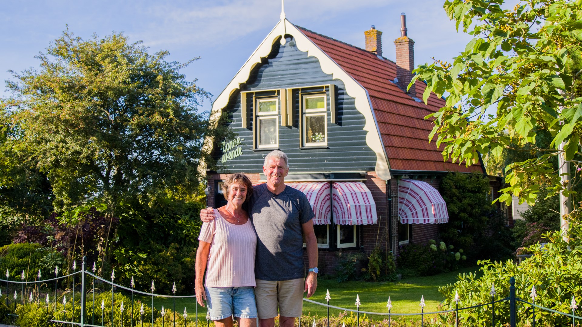 Kees voor zijn huis in Anna_Paulowna