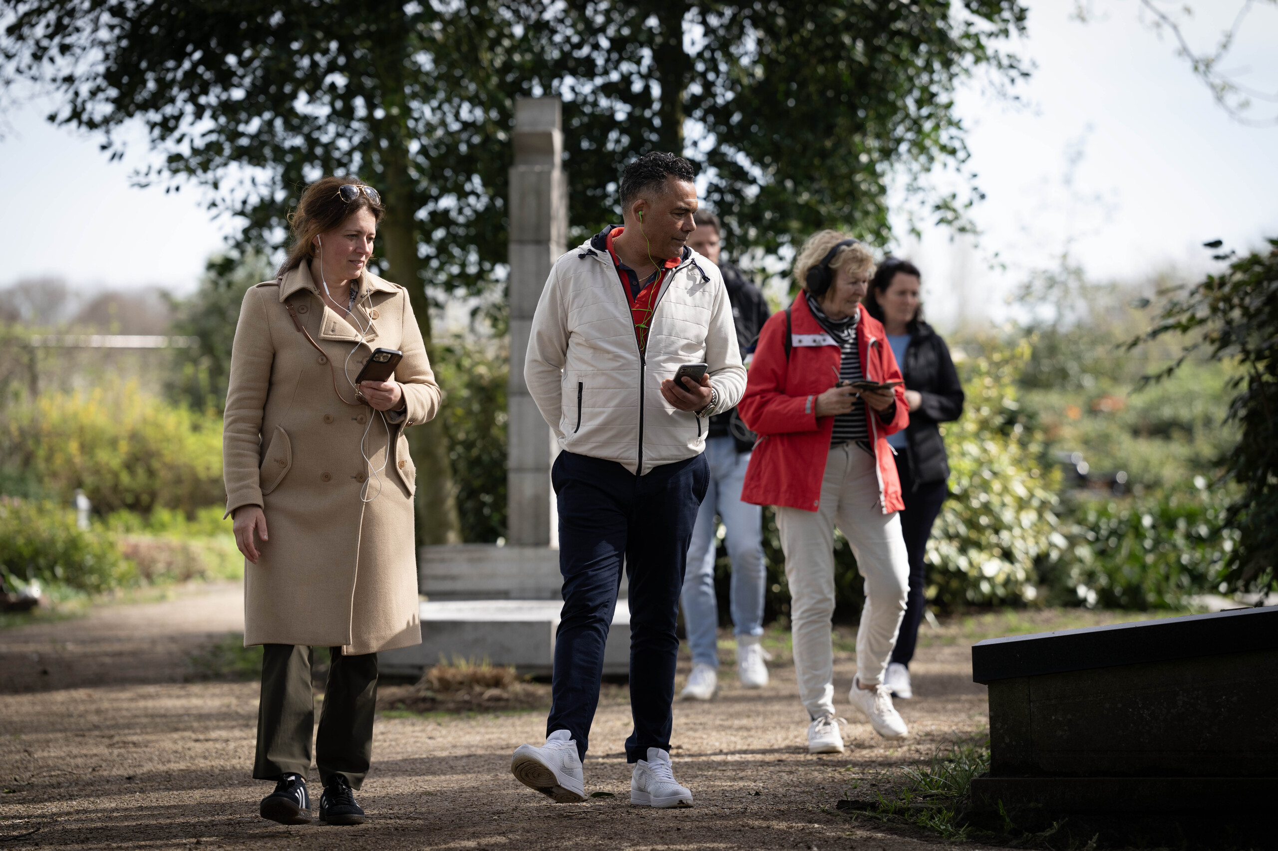Wandelende personen op begraafplaats