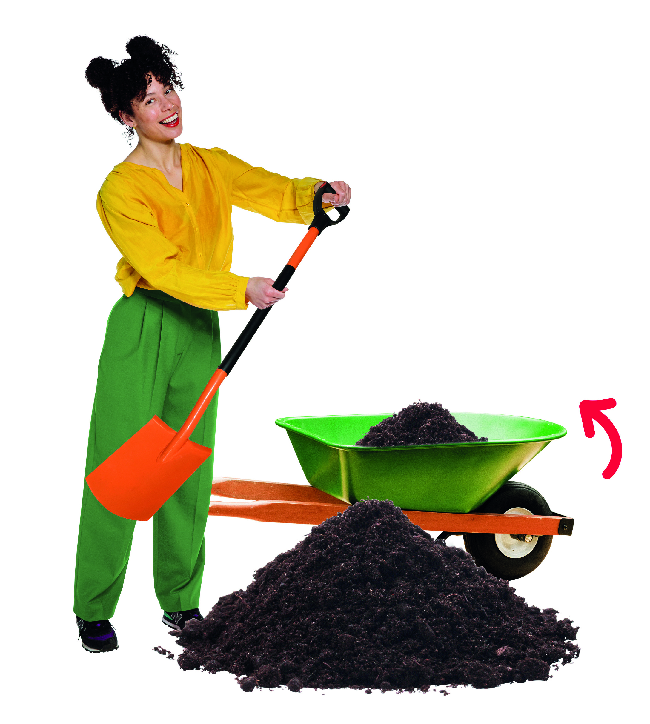 Vrouw schept compost in een kruiwagen