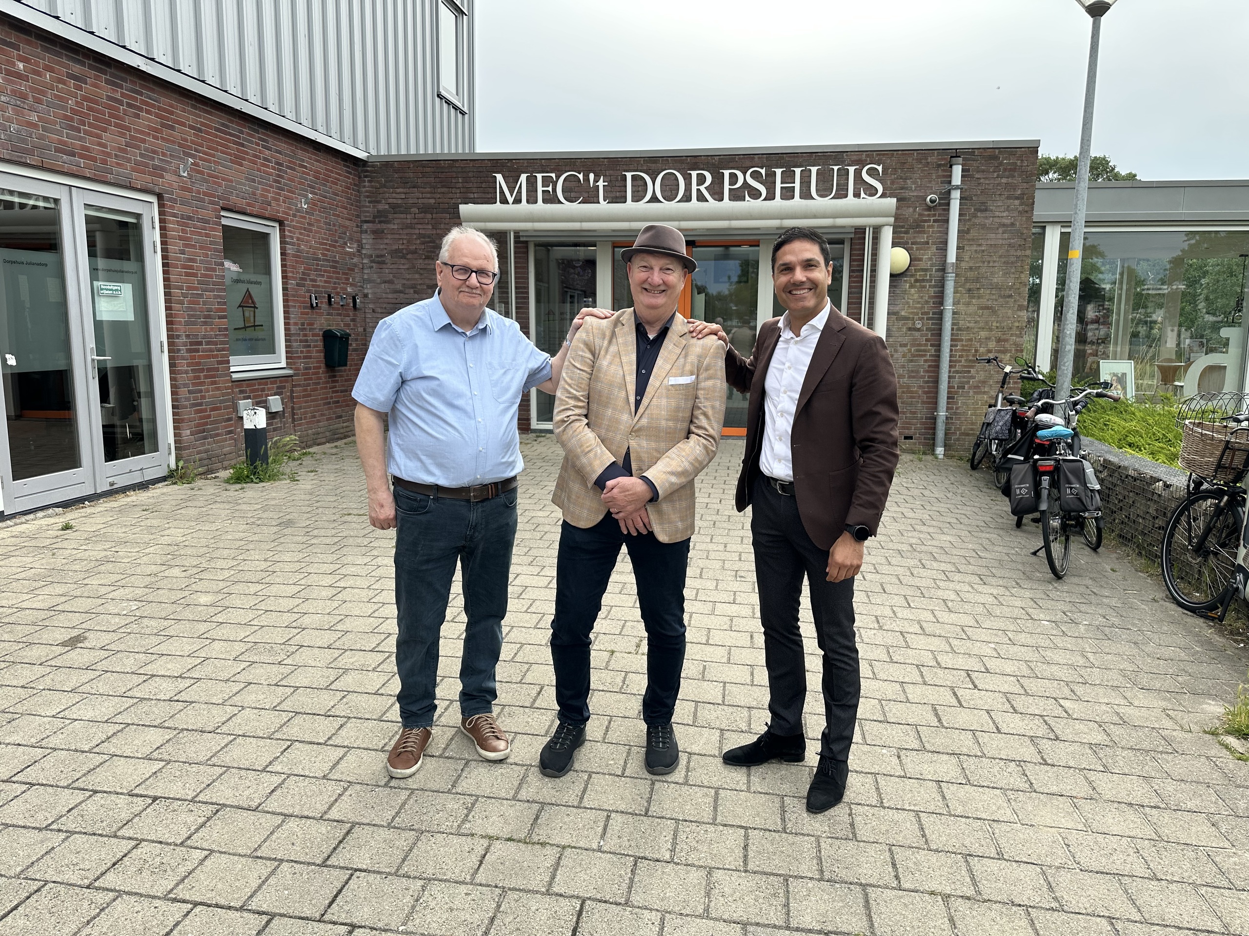 Willem Schaapkens (voorzitter Stichting Beheer MFC Julianadorp), wethouder Odd Wagner en Stefan van Schaik (directeur Woningstichting Den Helder)