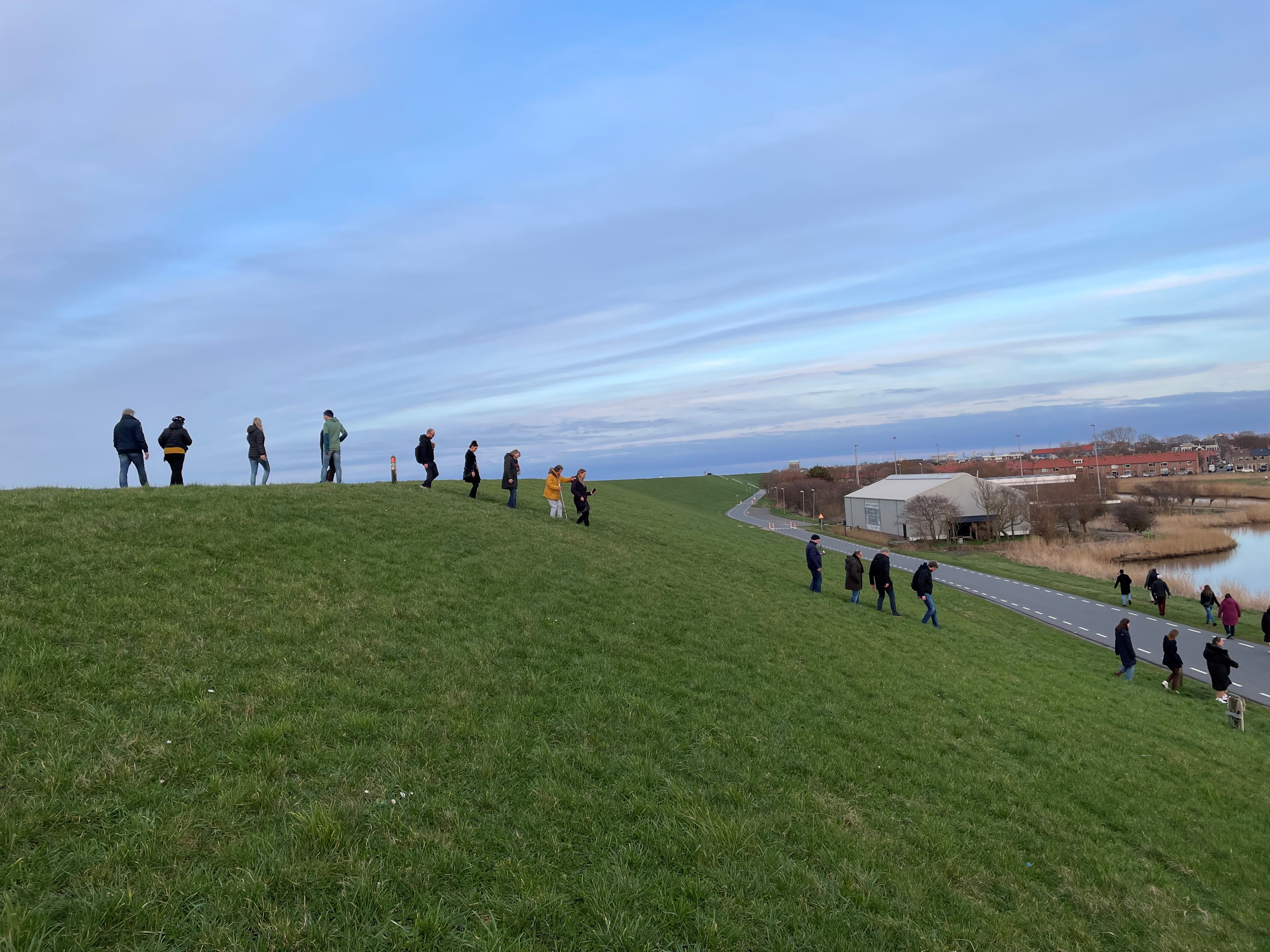 Groep wandelt Podwalk 2