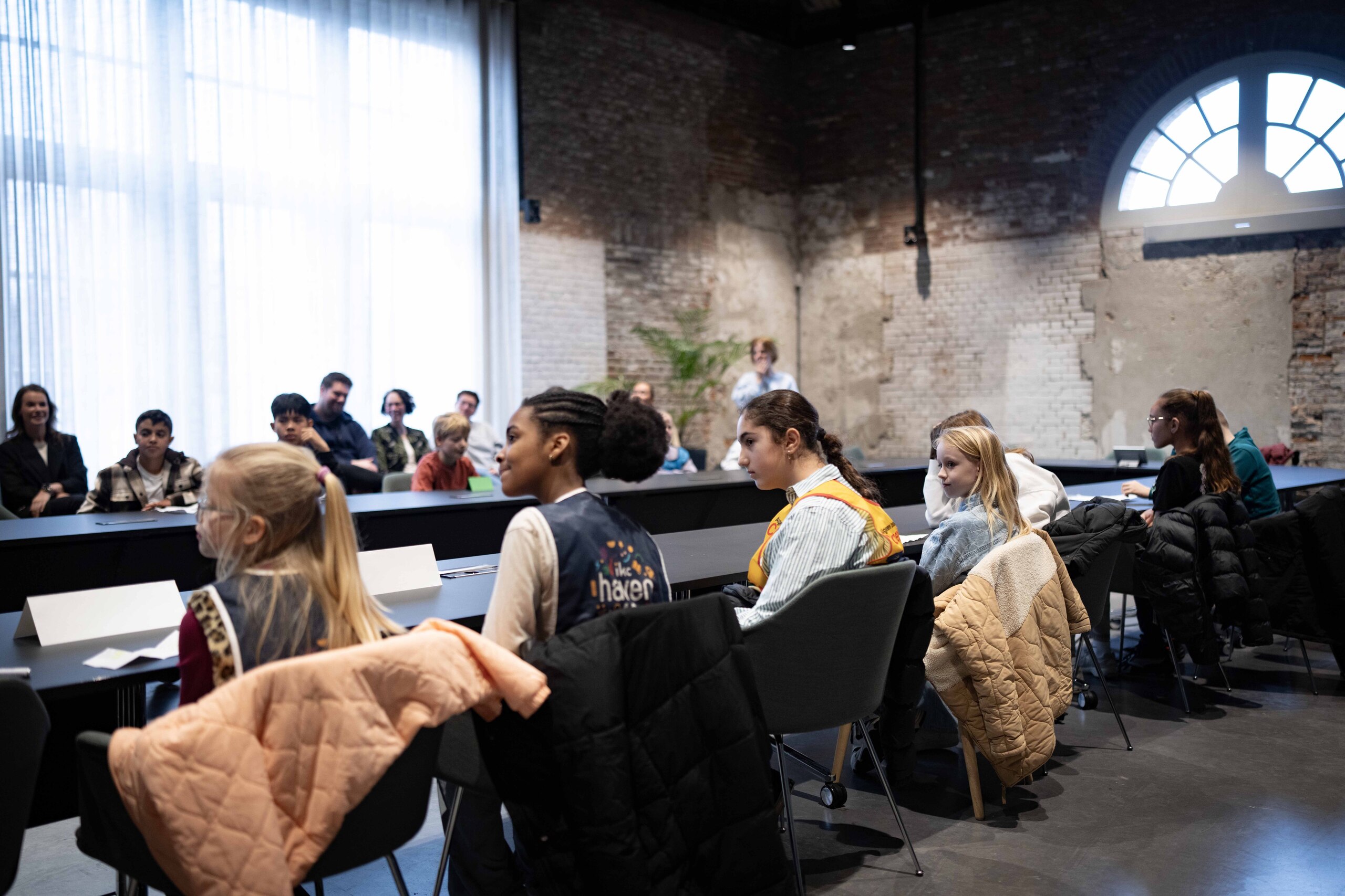 Leerlingen van de Meerwerf-basisscholen zitten aan grote tafel