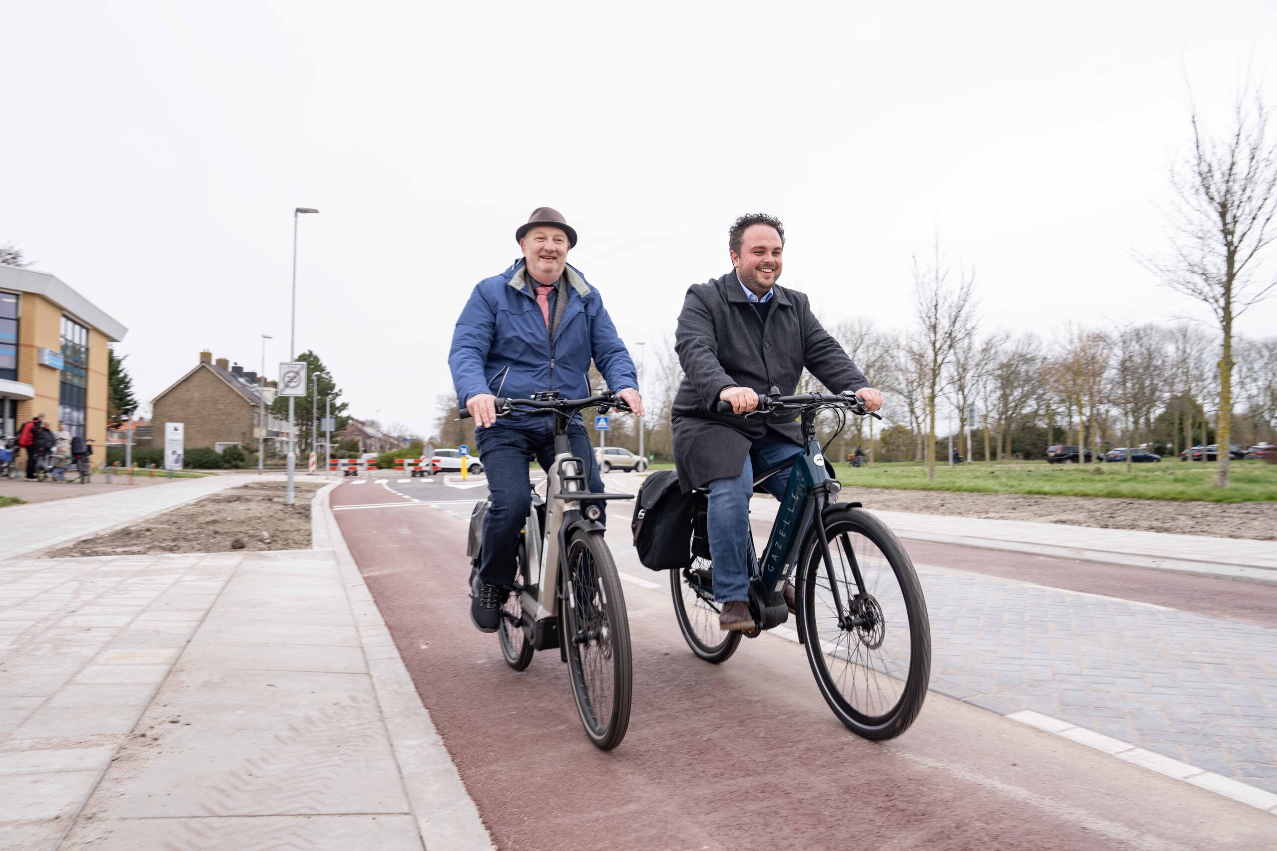 Wethouders fietsen over Texelstroomlaan