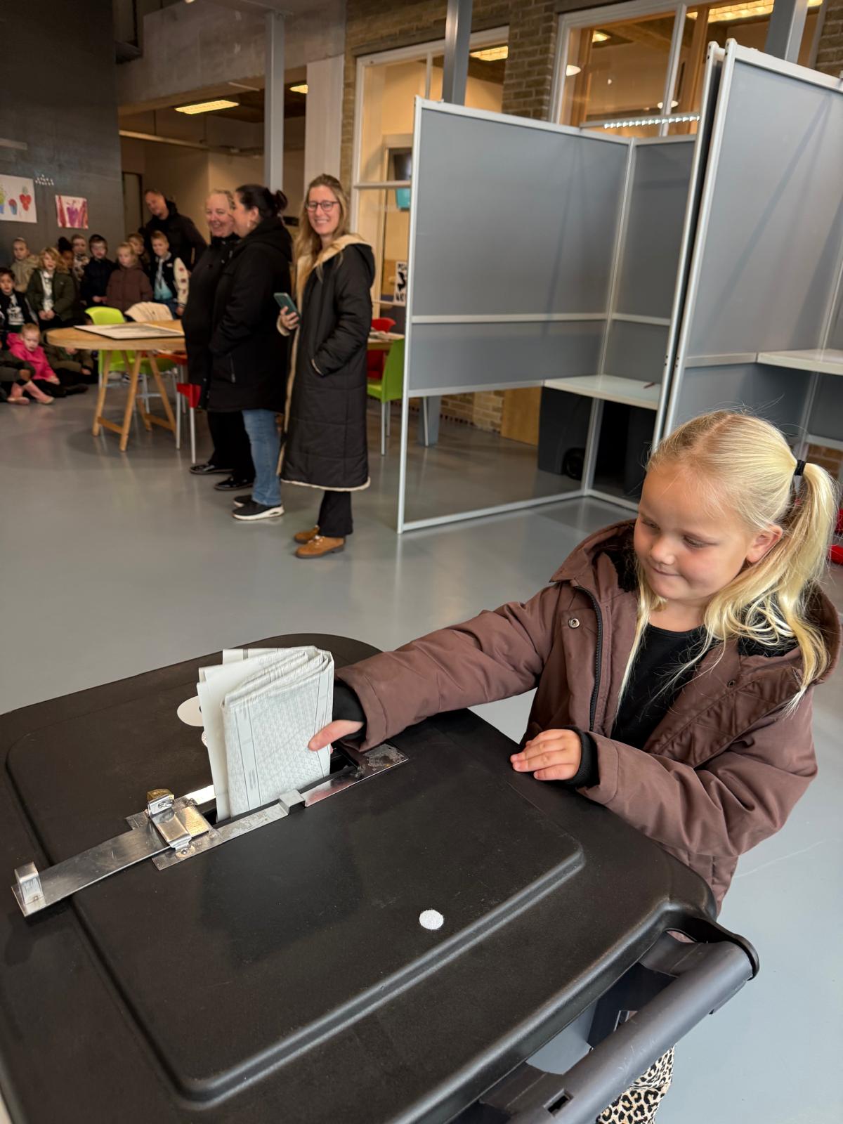 Leerling van Comeniusschool in stembureau
