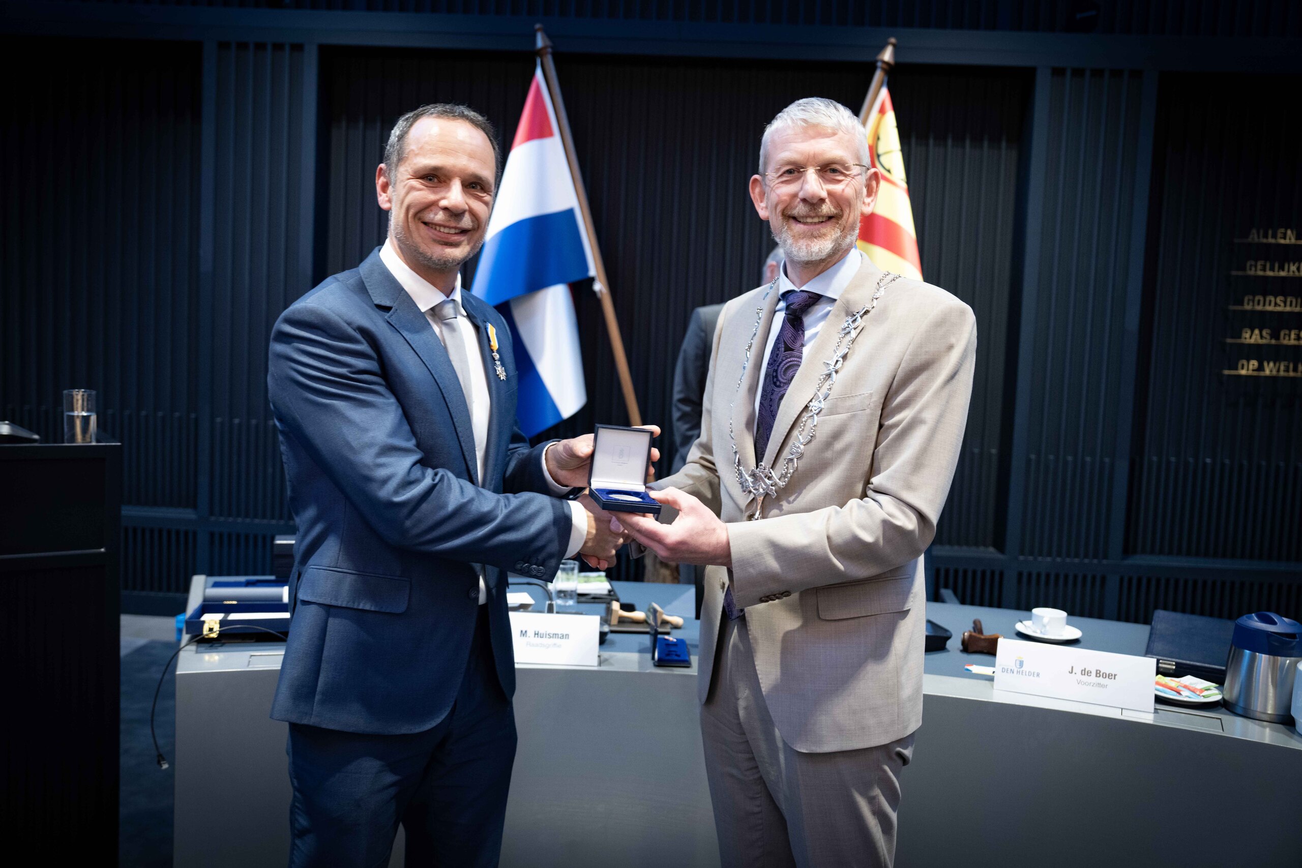 Rogier Bruin en burgemeester Jan de Boer