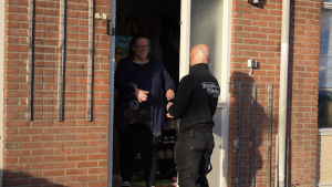 Energieklusser Barry  bij voordeur familie Cleijne