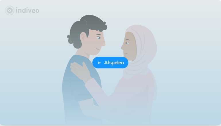 Twee personen omhelzen en kijken elkaar aan