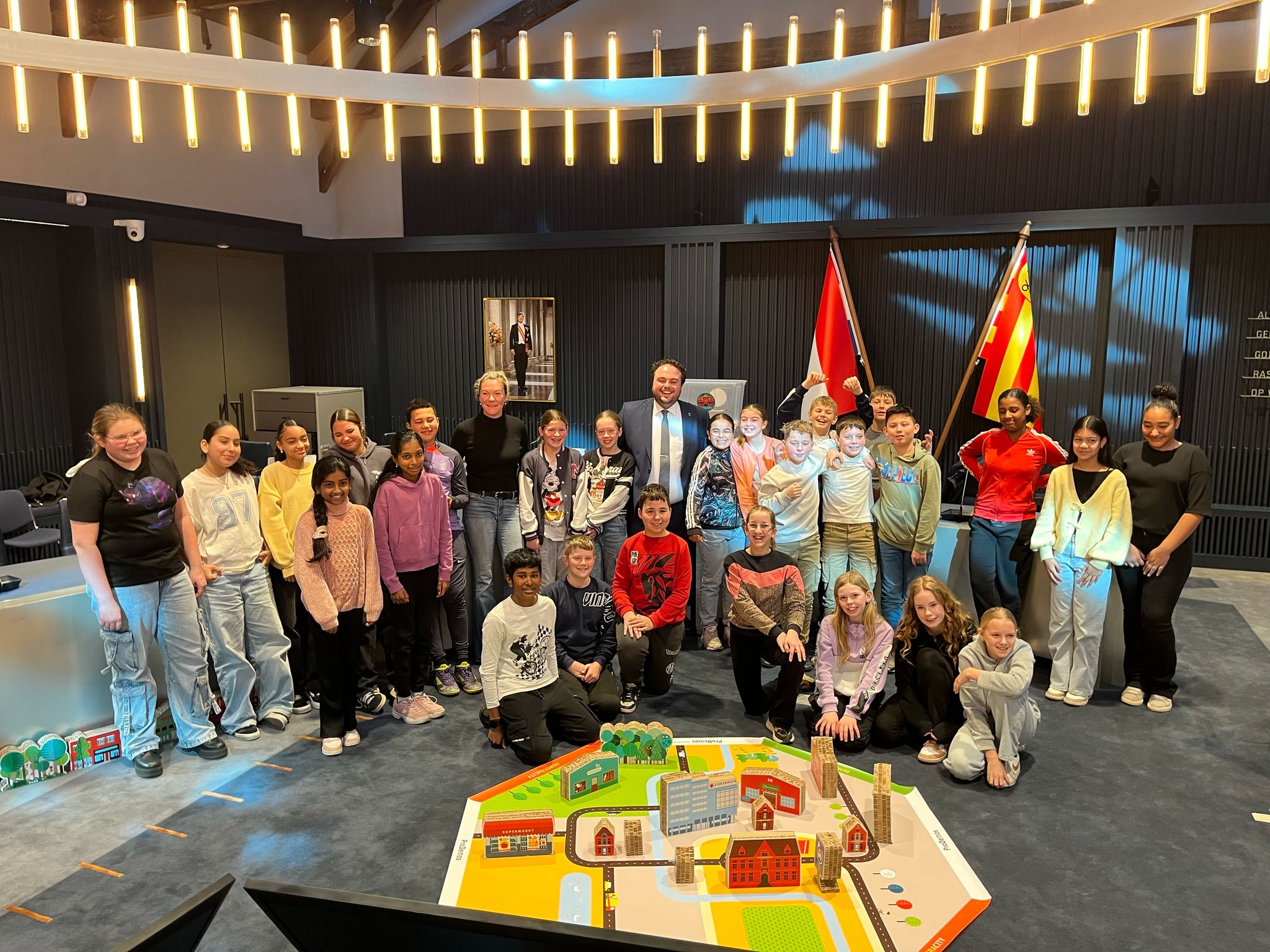 Groep 8 van basisschool De Fontein uit Den Helder en Niels Nanning in raadzaal