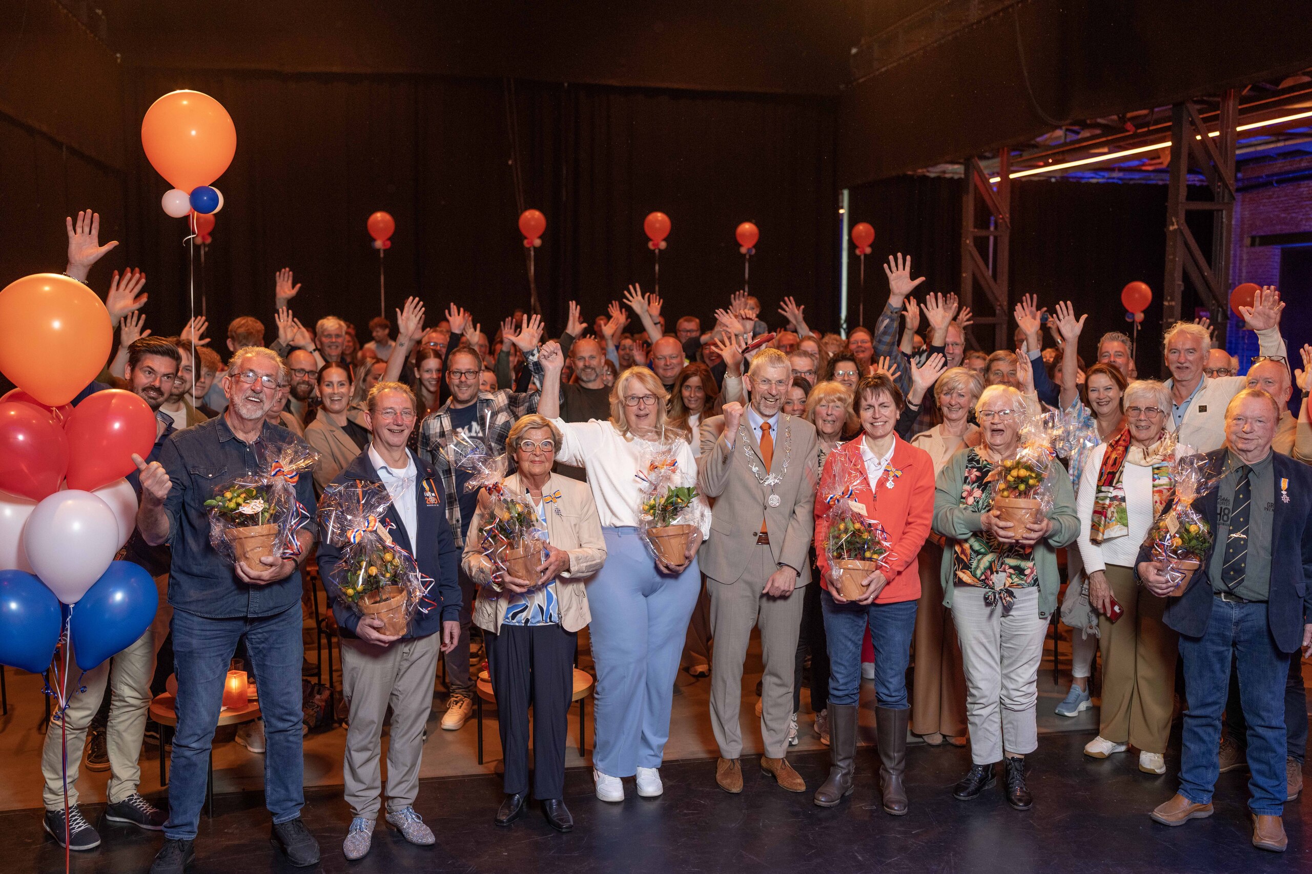 Burgemeester Jan de Boer en de inwoners met een Koninklijke onderscheiding