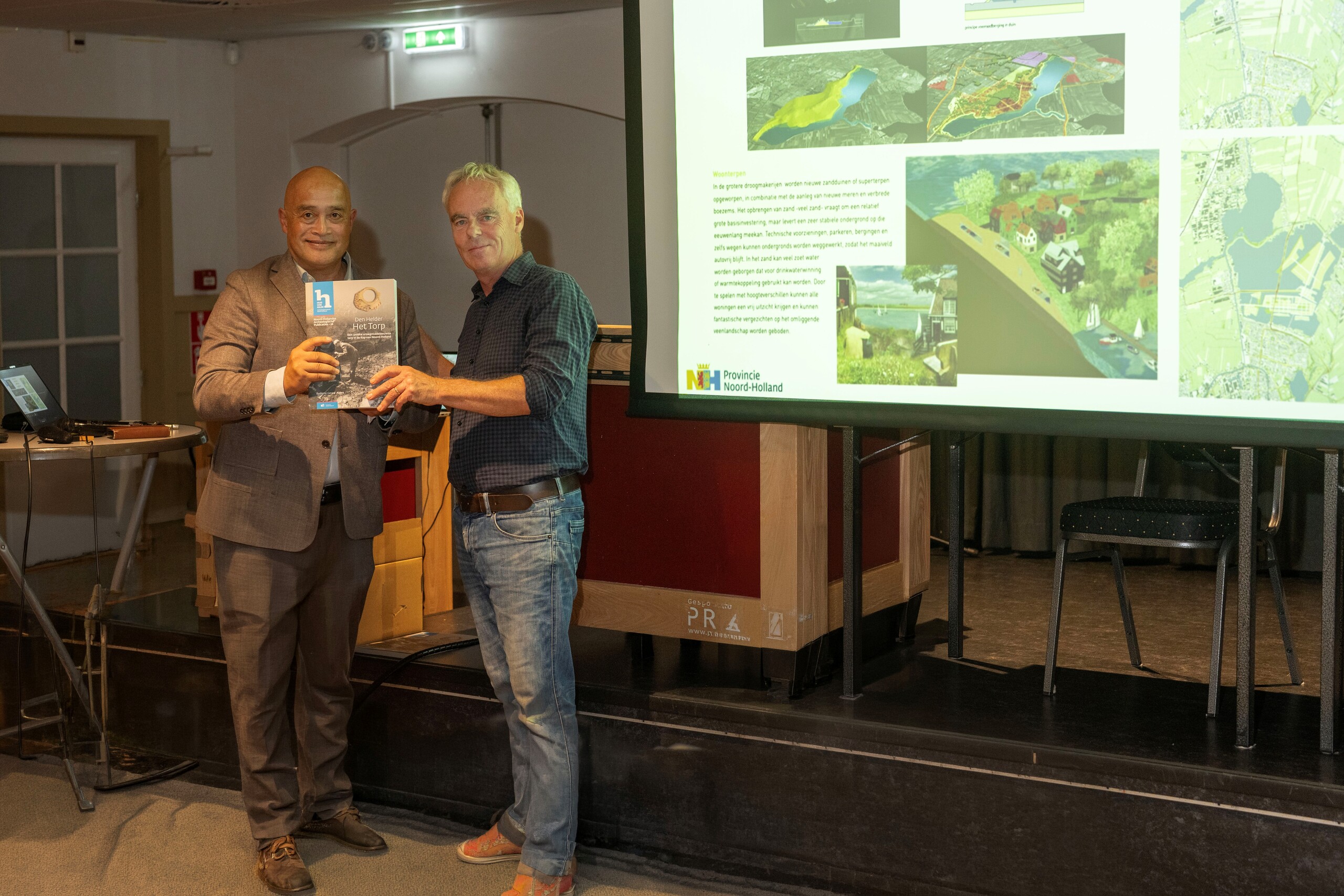 Sjoerd Oudijk ontvangt brochure Het Torp van Rob van Eerden