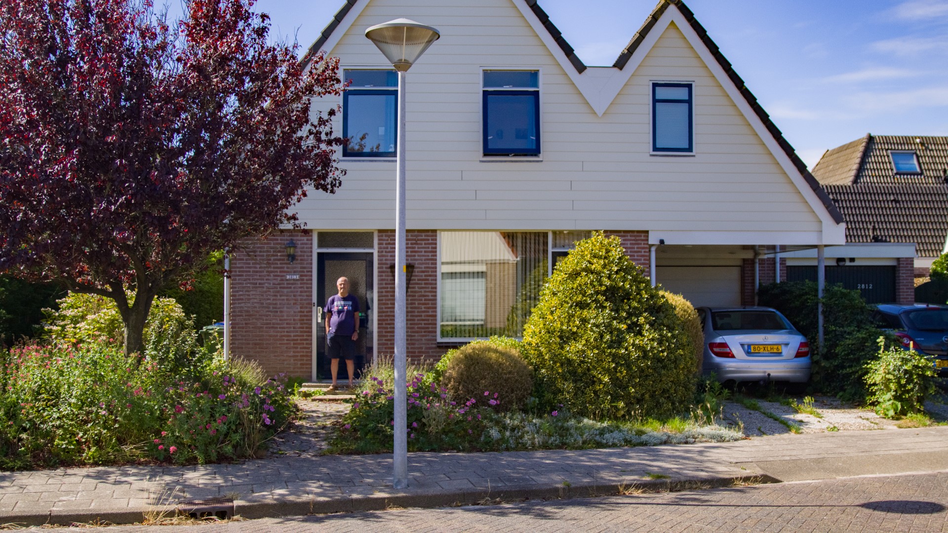 Uwe uit Julianadorp voor zijn huis Foto_Regio_Noordkop_-_Julianadorp
