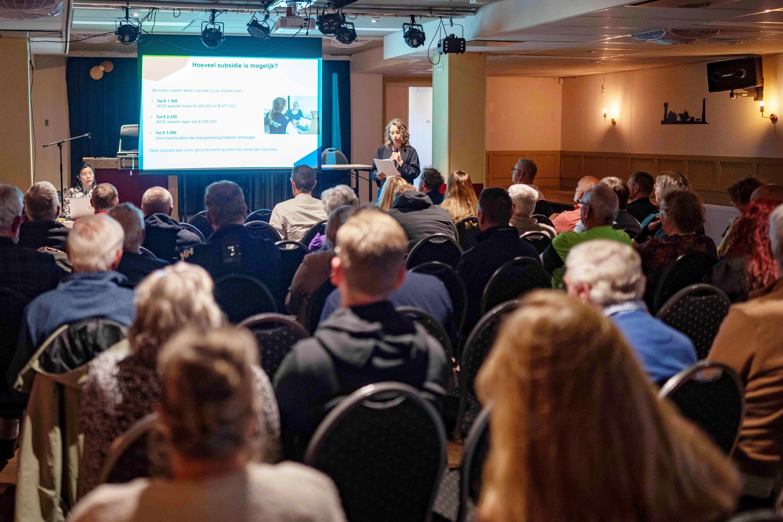 Inwoners luisteren naar presentatie op de informatieavond in MFC Boerderijf De Schooten