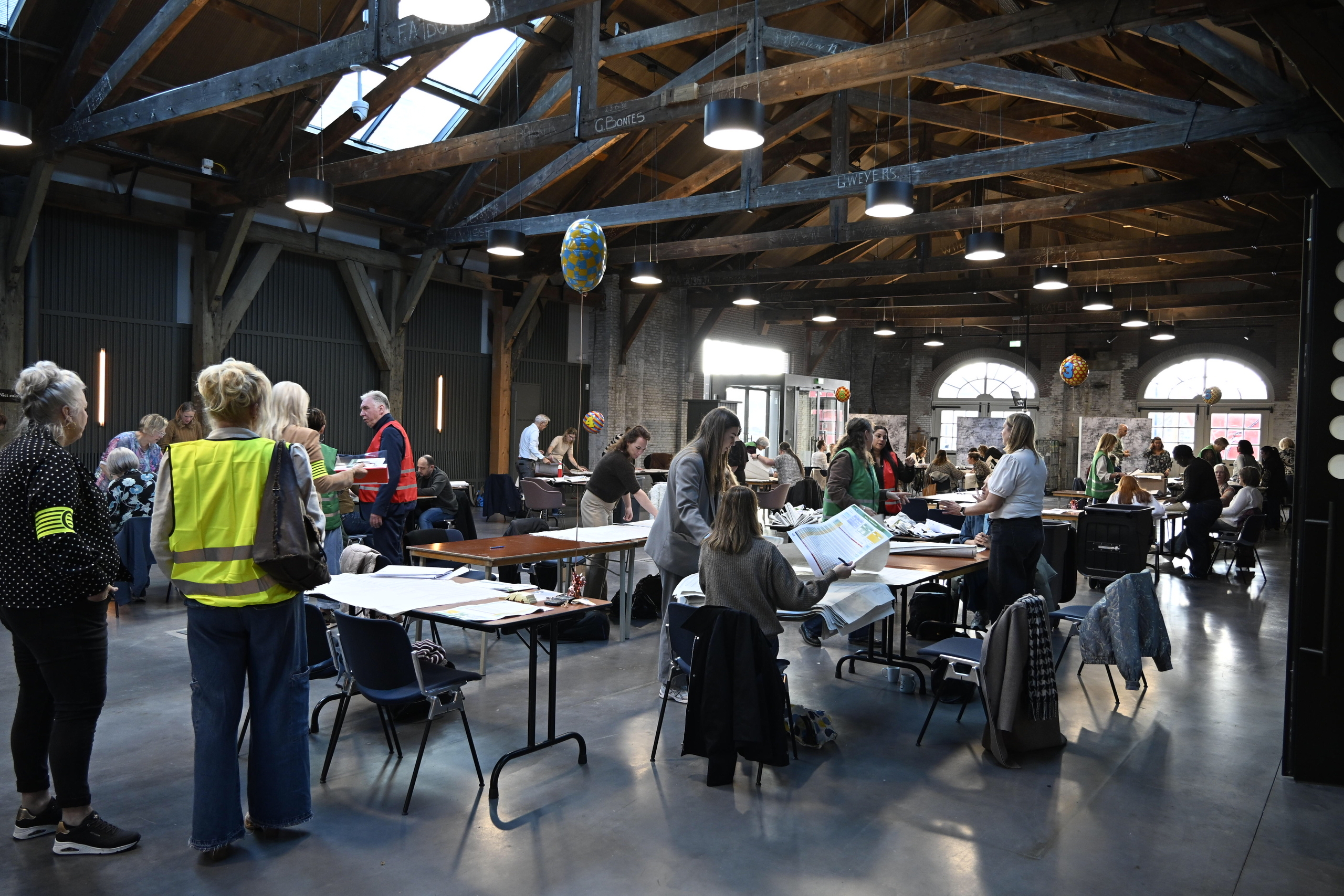 Ambtenaren tellen stemmen