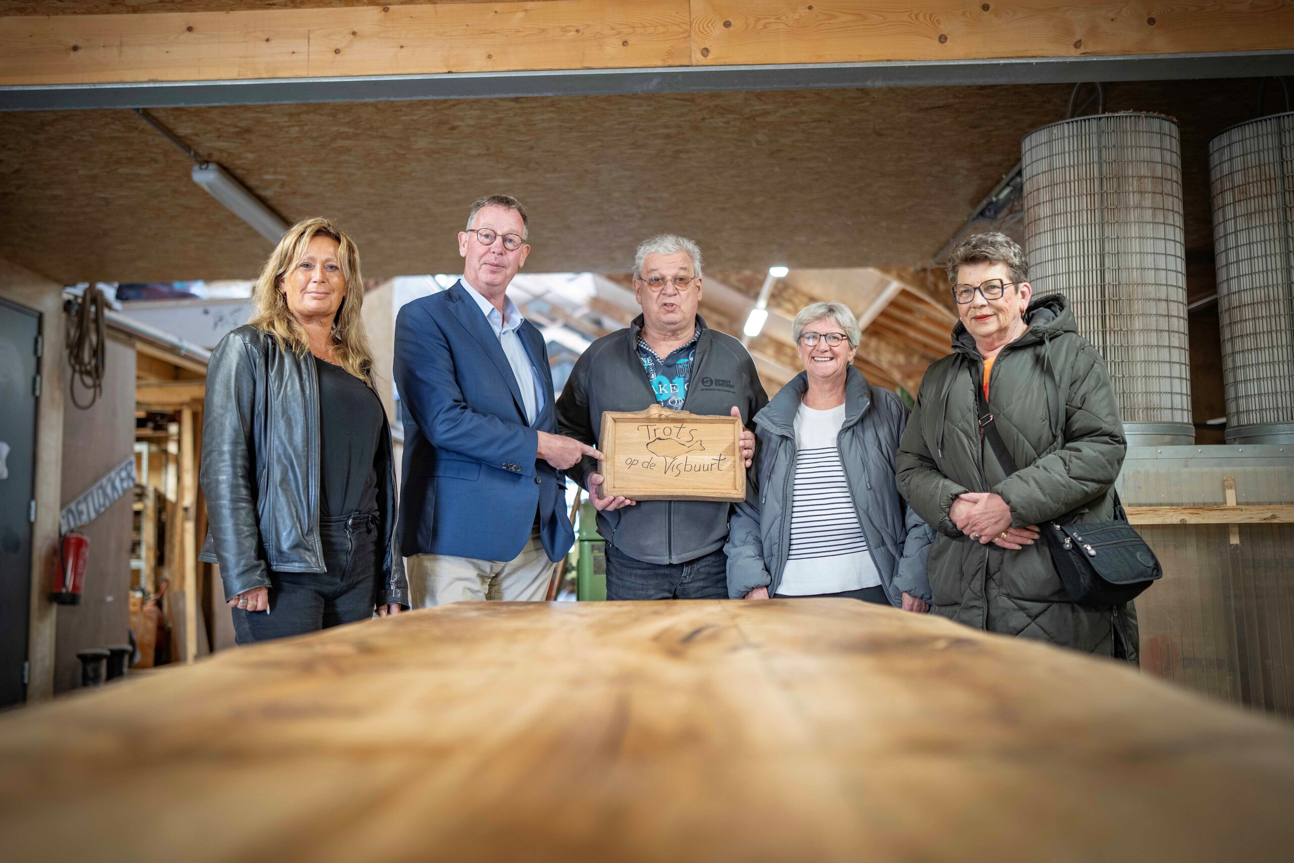Bewoners van de Visbuurt en Peter de Vrij met de Nautische tafel