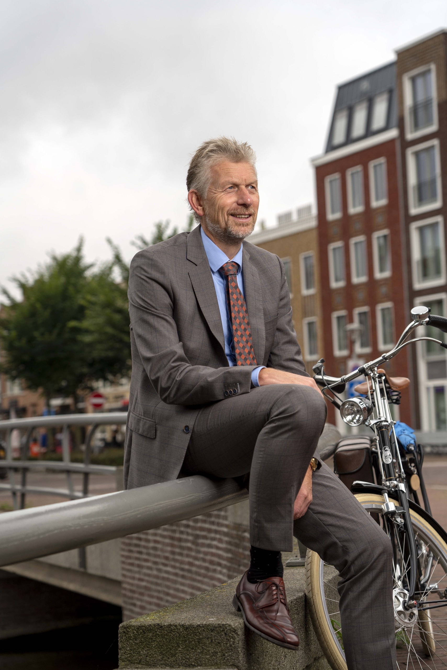 Jan de Boer op brug met fiets