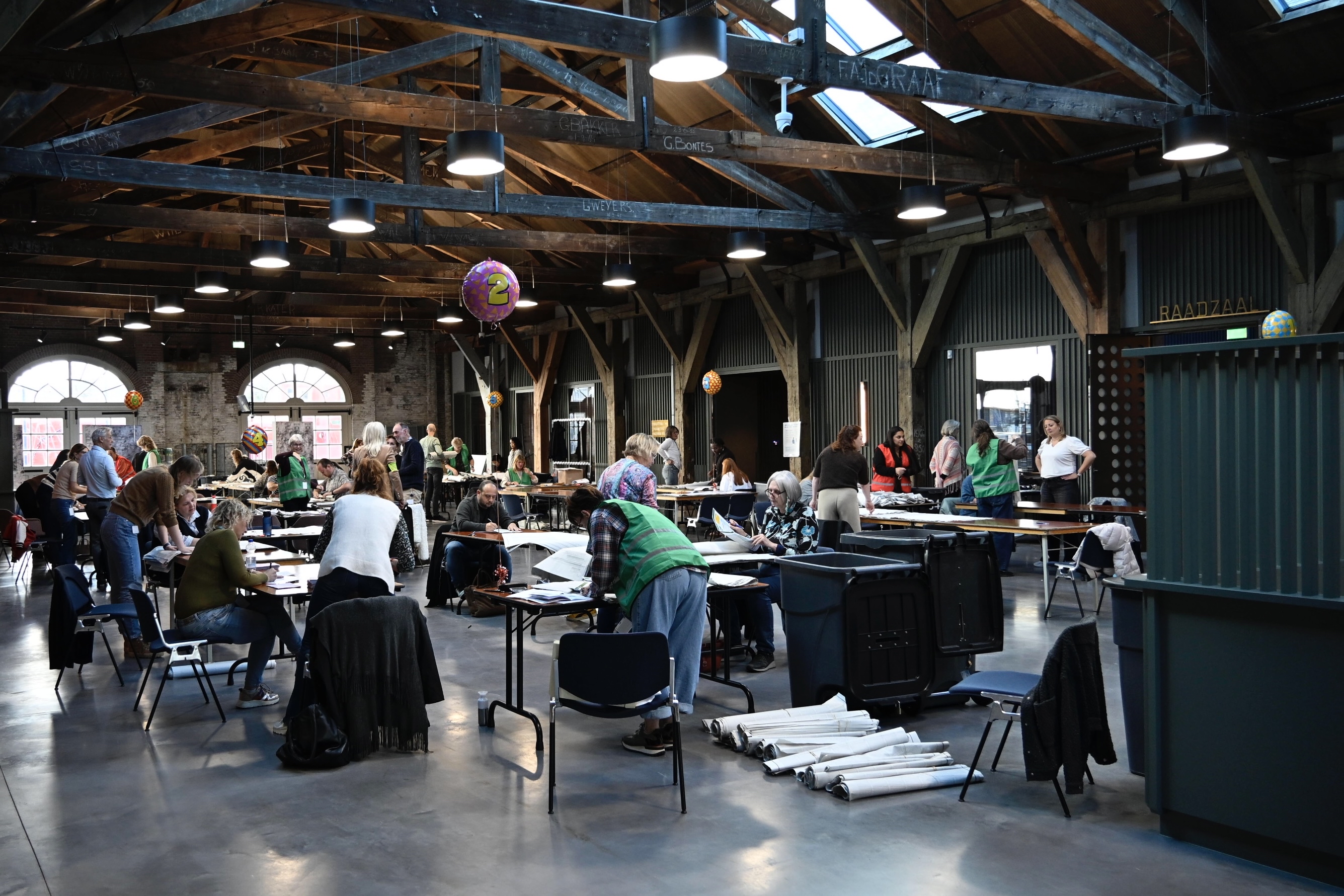 Ambtenaren tellen stemmen