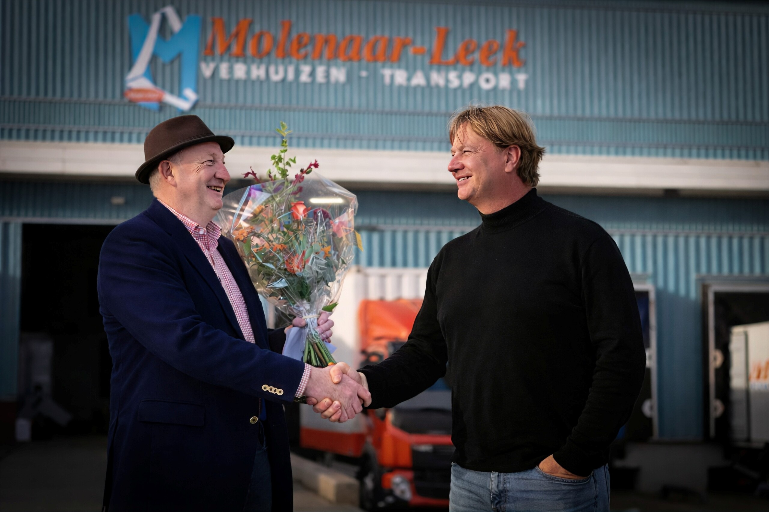 Theo Leek van Molenaar en Leek krijgt bloemen van wethouder Odd Wagner