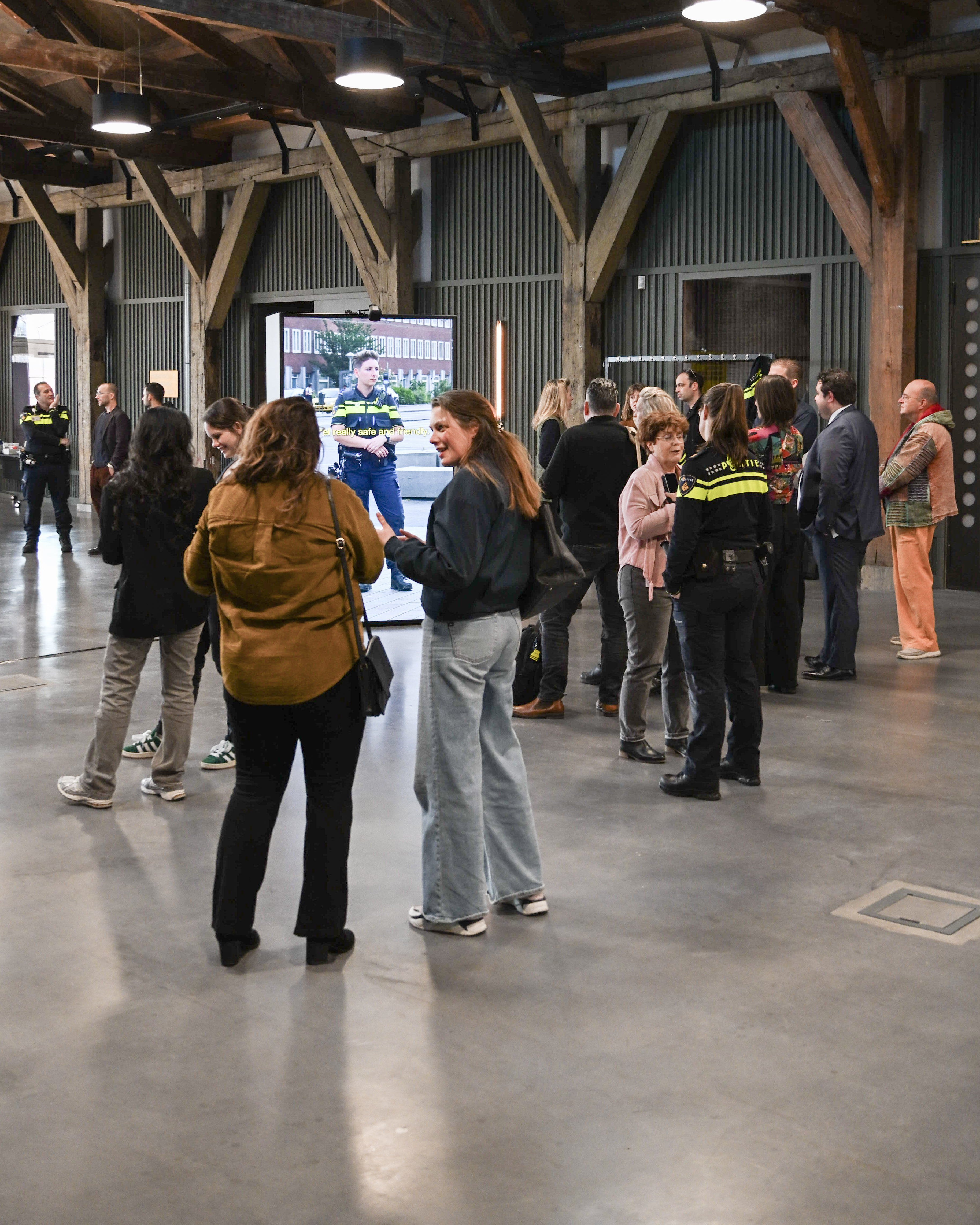 Bezoekers van de expositie