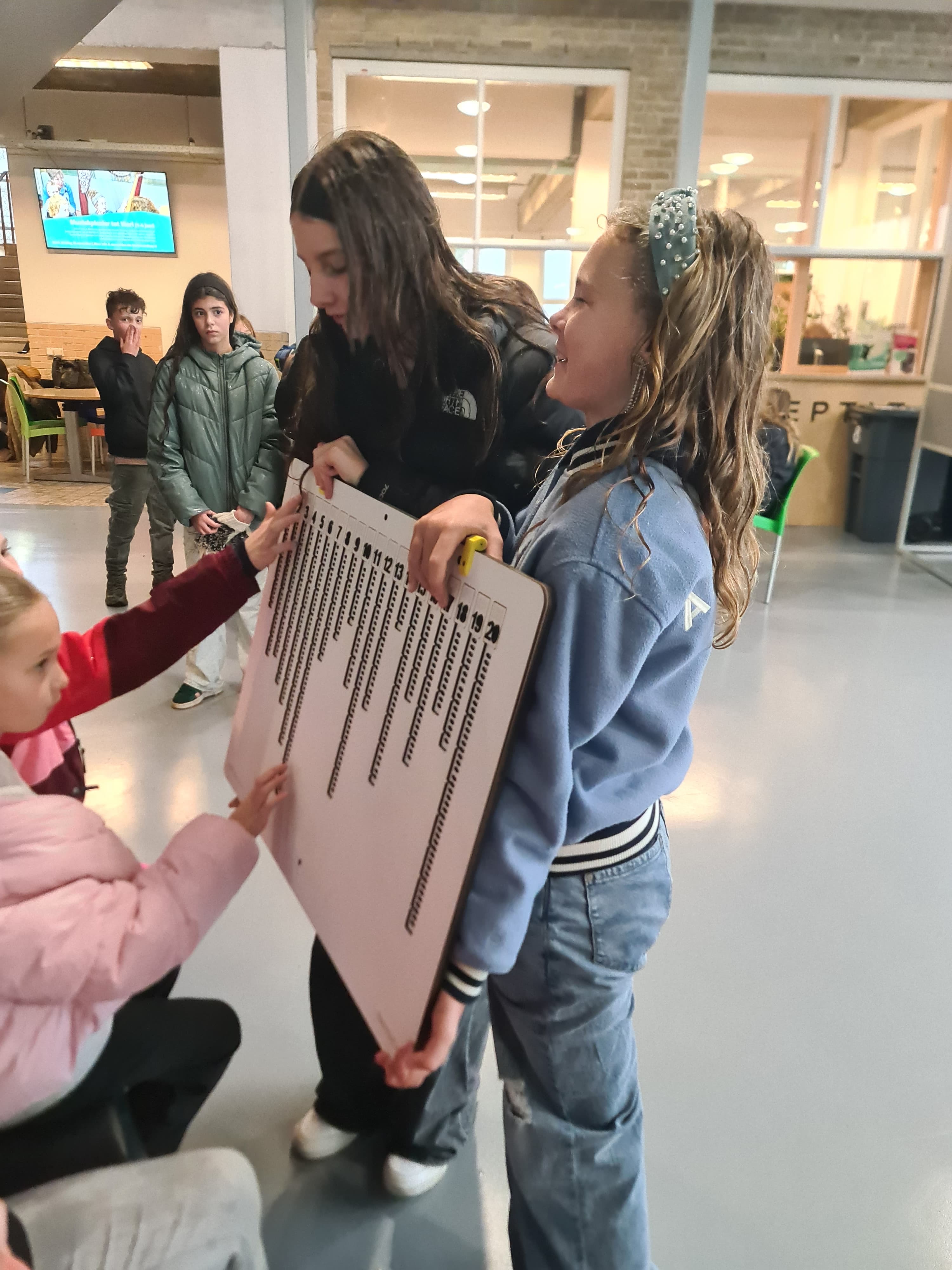 Leerling van Comeniusschool in stembureau