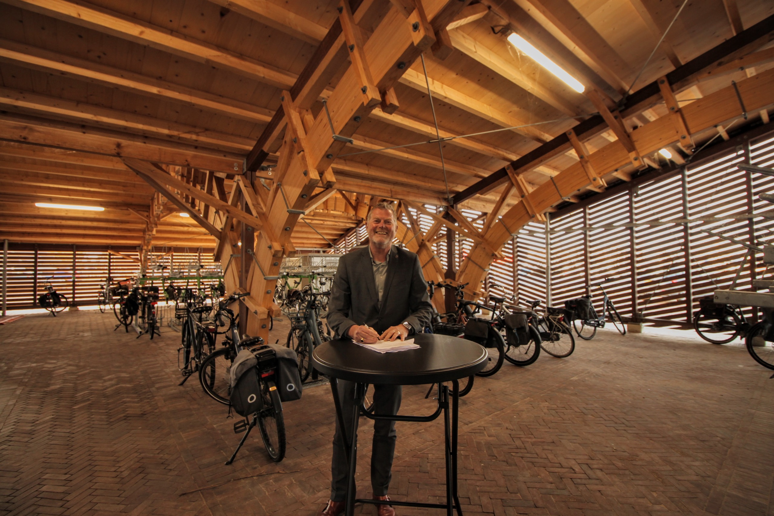 Wethouder Peter van Diepen ondertekent de Circulaire Deal in de fietsenstalling van het stadhuis.