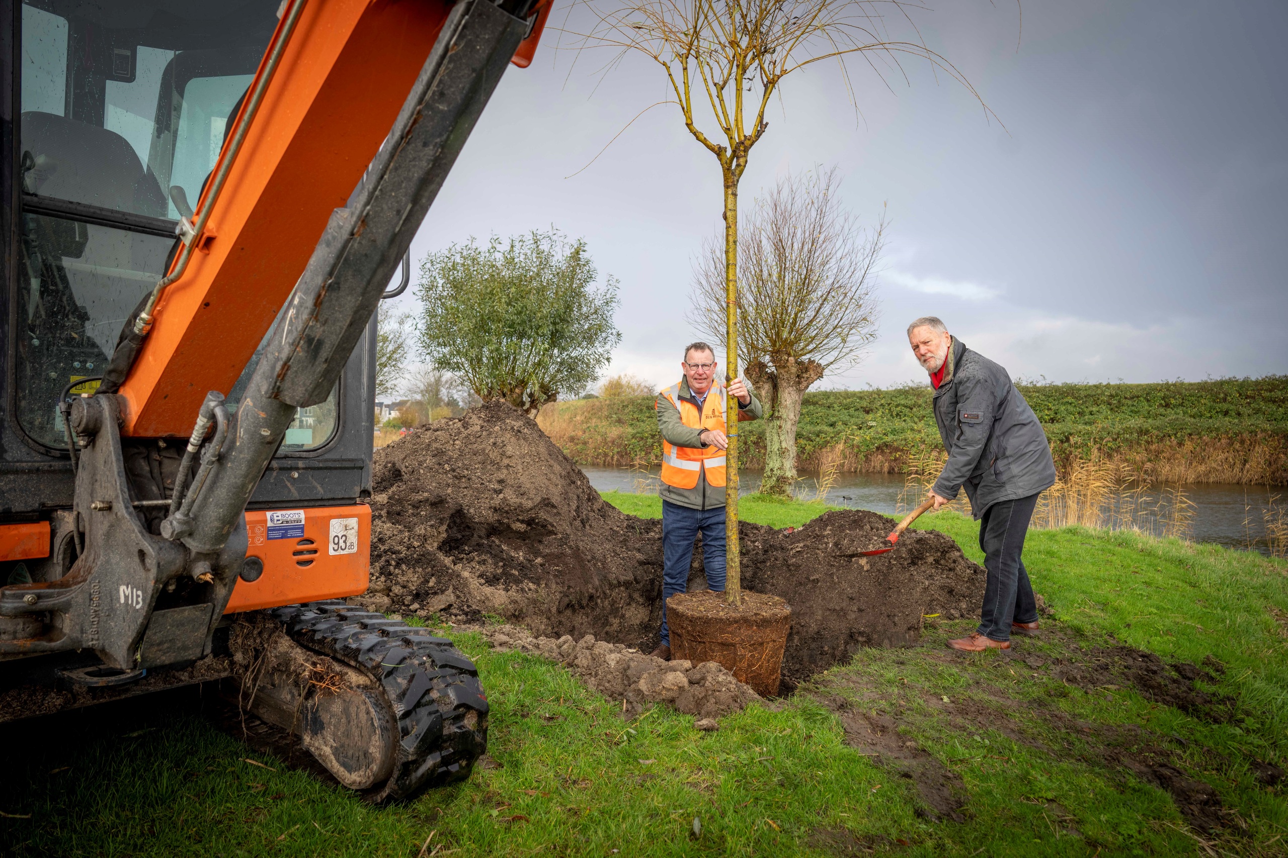 Wethouder De Vrij en Bert Nijenhuis planten de boom