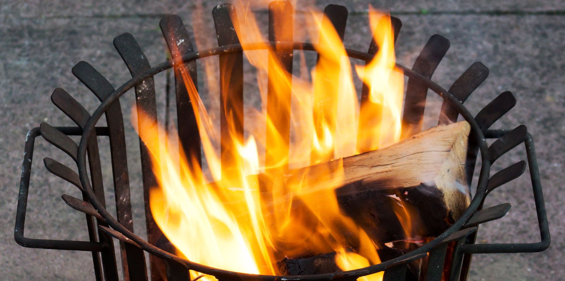 Vuurkorf met brandend hout