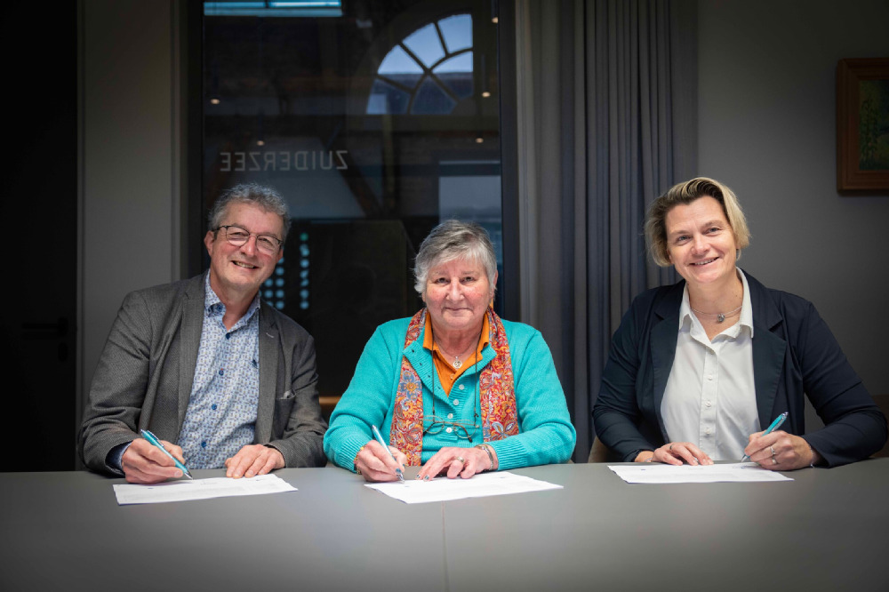 Woontij-directeur Jan van Andel, voorzitter Joke van Beveren van Bewonersvereniging Nieuwediep en wethouder Petra Bais