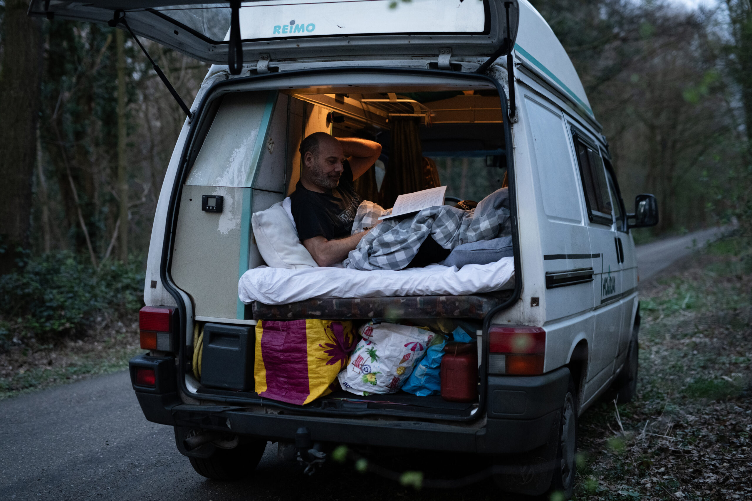 Persoon op matras in busje